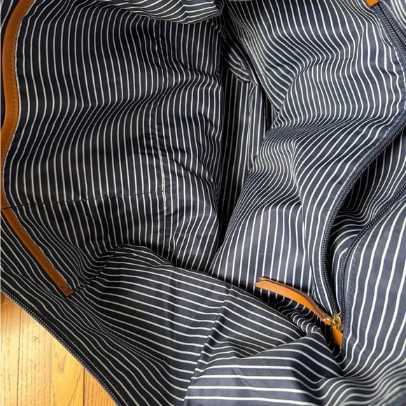 Stella & Dot Expandable Daytripper Bag, Navy with Red Arrows - Picture 7 of 7